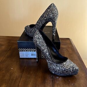 Women’s heels. Never worn. Perfect for a night out!